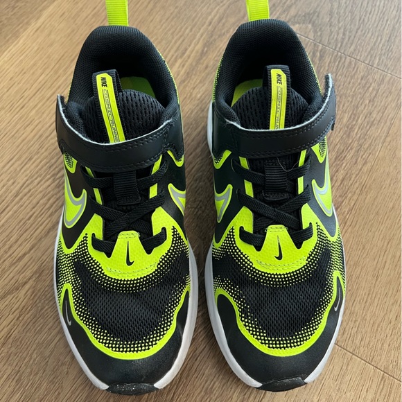 Nike Cosmic Runner Sneakers - Picture 5 of 8